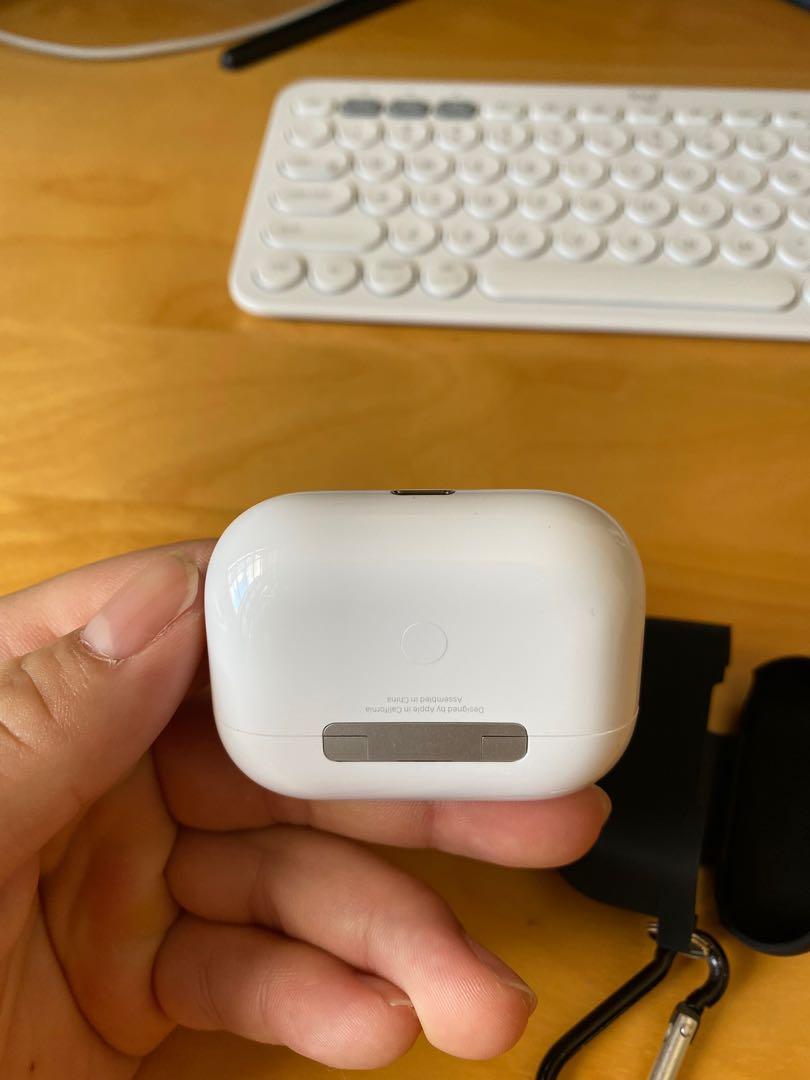 Authentic Airpod pro (Category: Earphones) located in Singapore. Submitted by starrycat88 (Listing ID 1022453708, Image 3). Description: Used item price fixed at 220. Reason for selling. Seldom use item is in pristine condition 9/10 comes with original receipt and a free silicone case. My lost your gain..