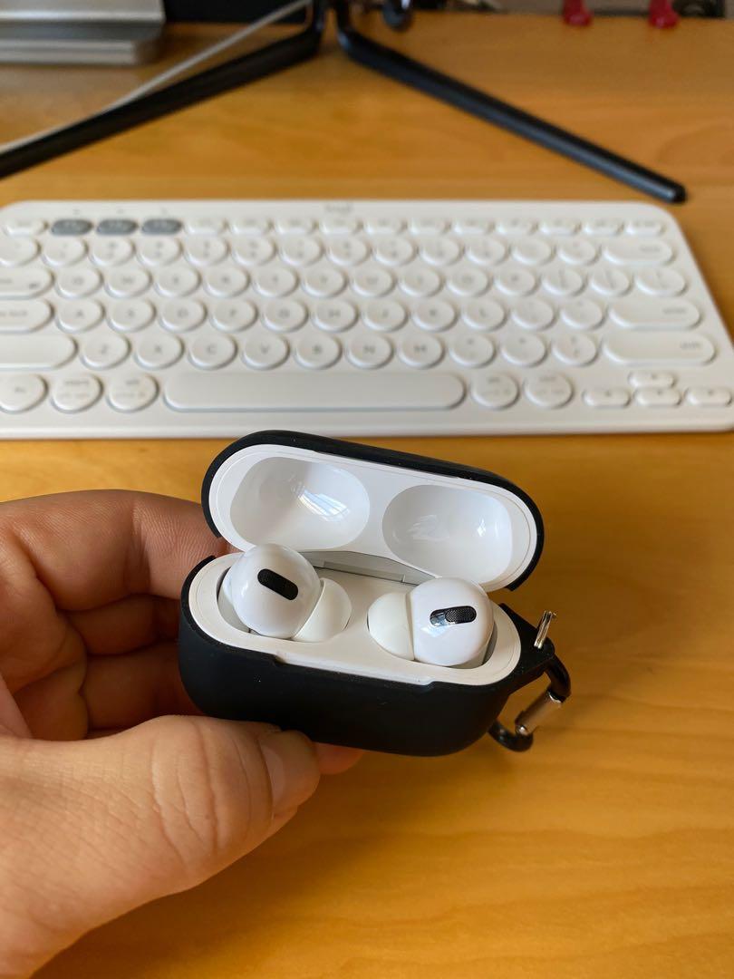 Authentic Airpod pro (Category: Earphones) located in Singapore. Submitted by starrycat88 (Listing ID 1022453708, Image 1). Description: Used item price fixed at 220. Reason for selling. Seldom use item is in pristine condition 9/10 comes with original receipt and a free silicone case. My lost your gain..