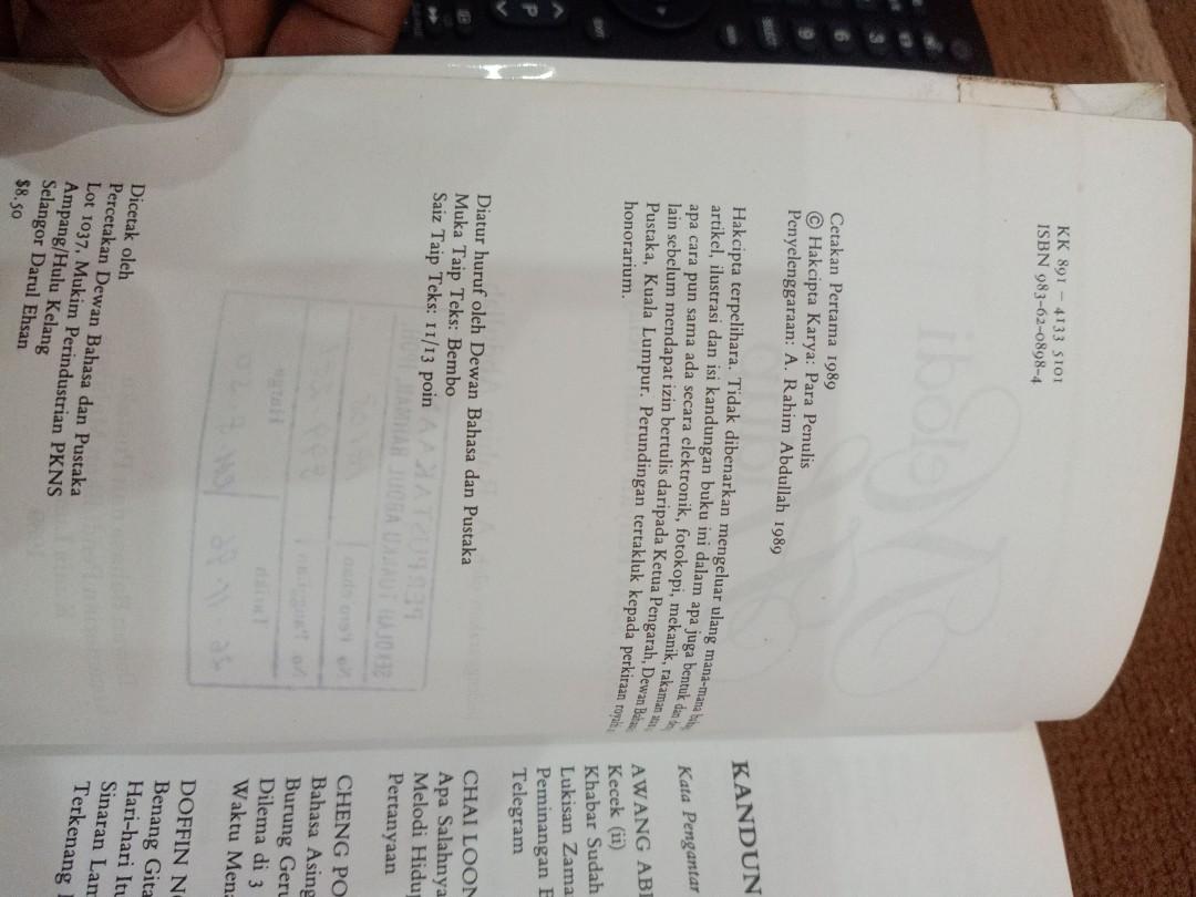 Buku Sajak Melodi Hidup Dbp 1989 Books Stationery Books On Carousell