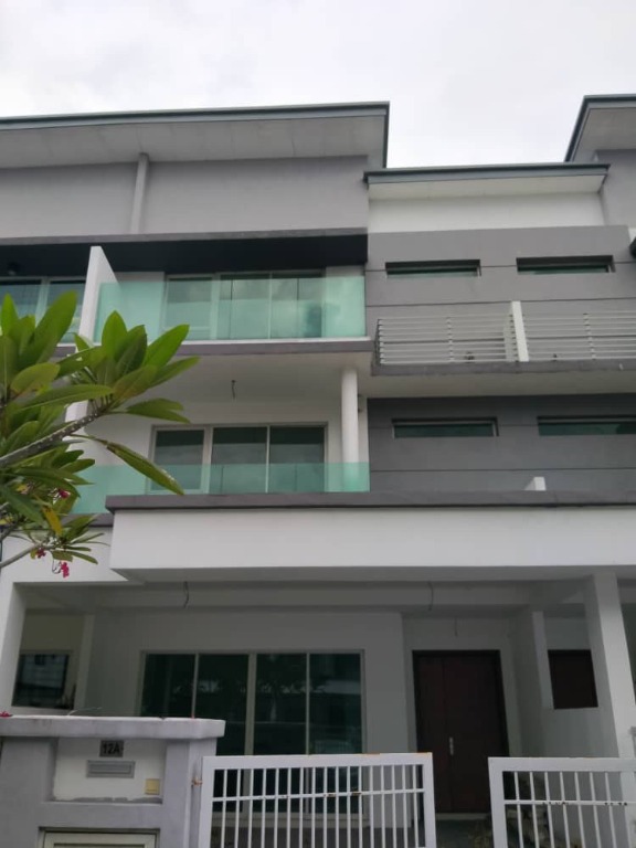 Rumah Cantik Triple Storey Link 6bilik Di Taman Denai Puchong Property For Sale On Carousell