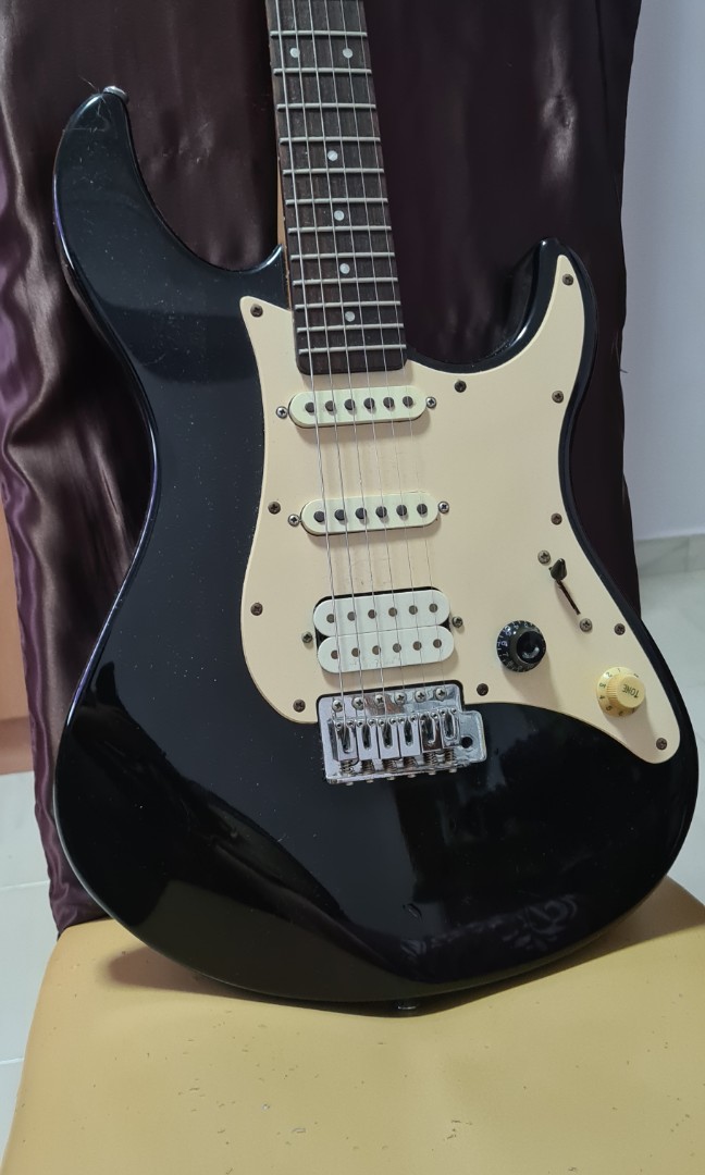 Yamaha EG112C electric guitar, Music & Media, Music Instruments on