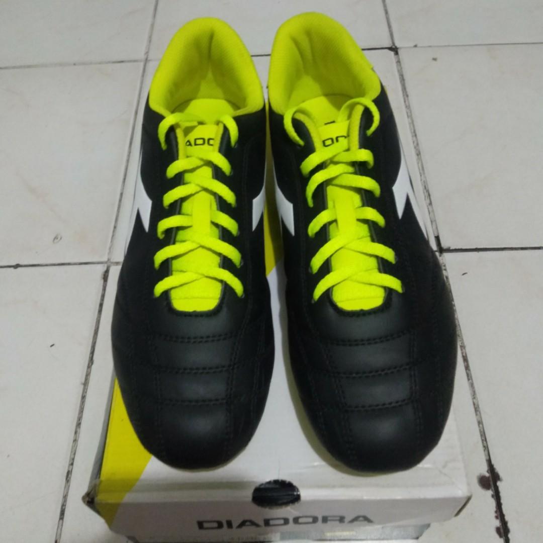 diadora soccer shoes