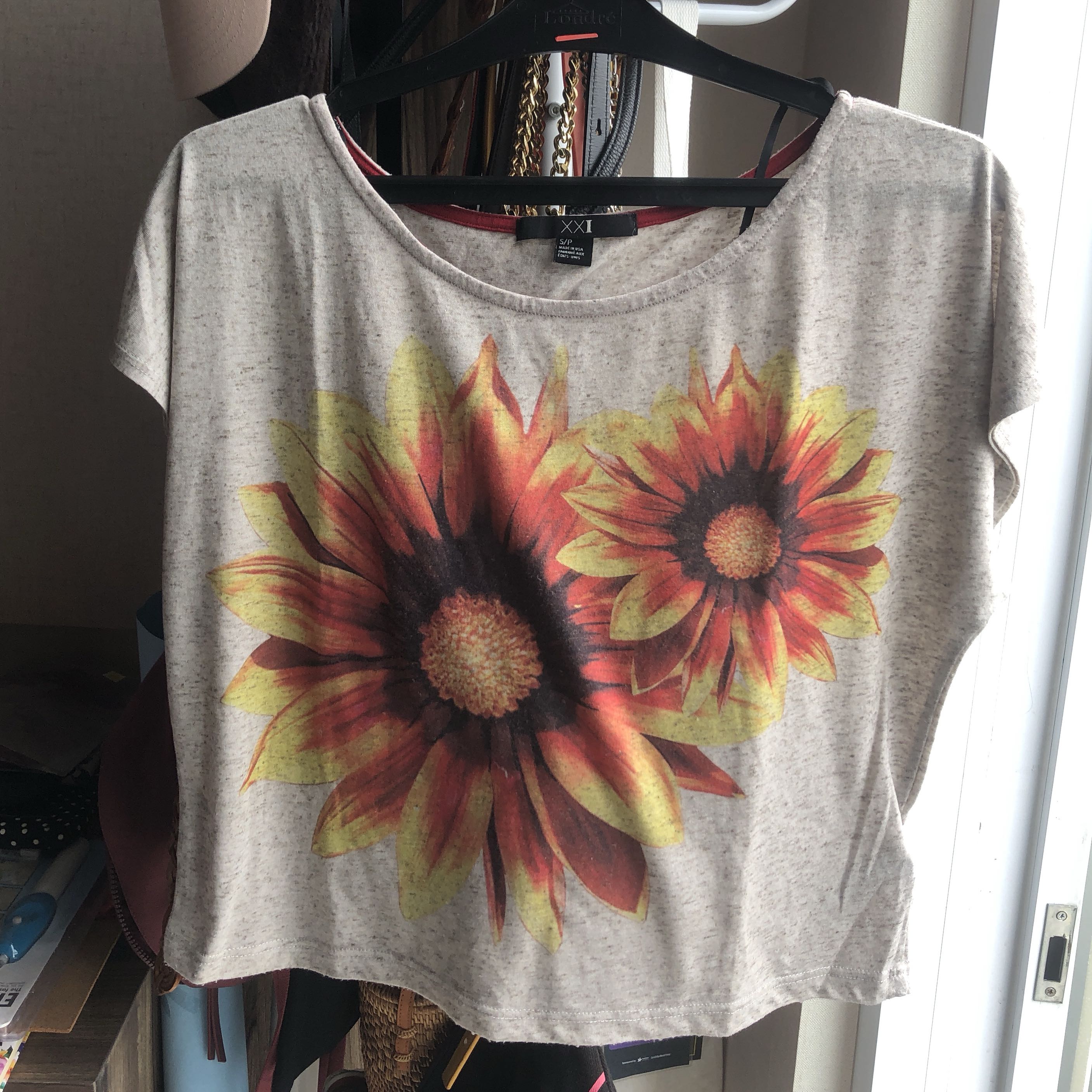 Forever 21 Crop Top Sunflower Fesyen Wanita Pakaian Wanita Atasan Di Carousell