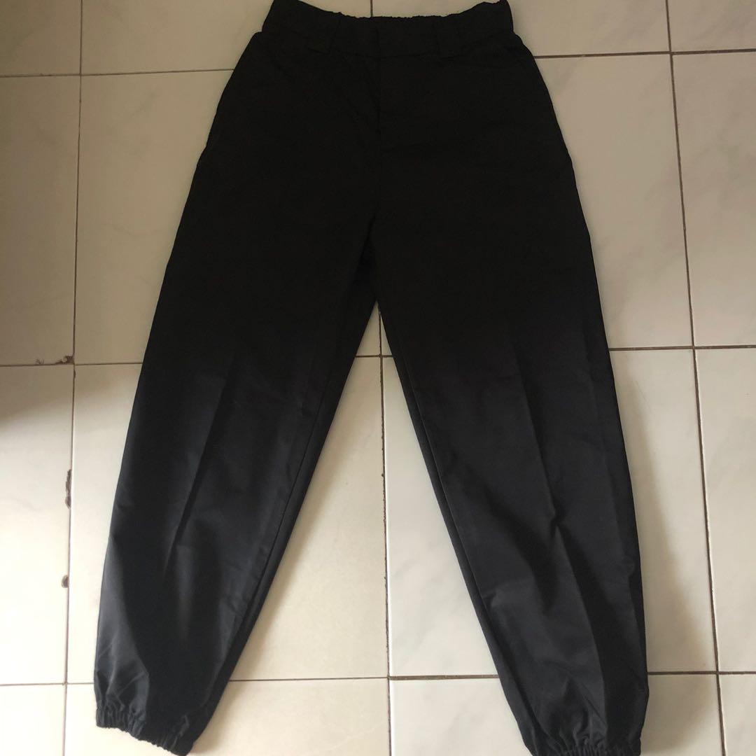 Jogger Cargo Pants Bahan Parasut Hitam Black Fesyen Wanita Pakaian Wanita Bawahan Di Carousell Celana yang awalnya dipakai untuk menunjang aktivitas atletik ini makin berkembang mengikuti zaman. jogger cargo pants bahan parasut hitam black