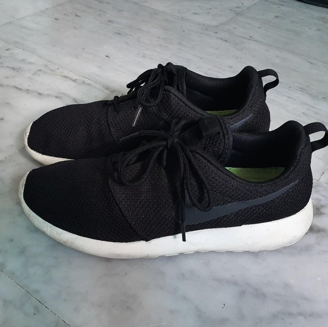 black nike roshe 1