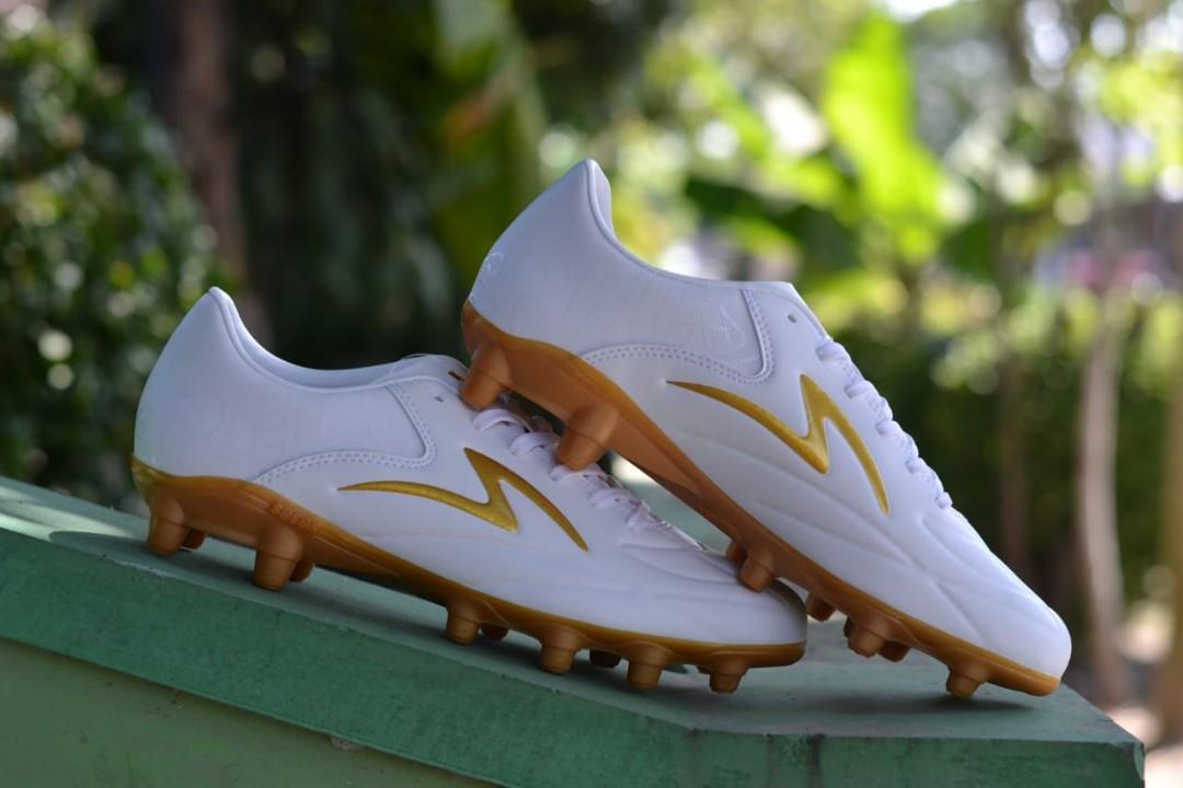 Sepatu Bola Specs Estadio In Gold 2020 Olah Raga Perlengkapan Olahraga Lainnya Di Carousell