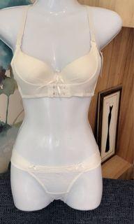 青春純白款～全新全套內衣34B👙前交叉扣環集中托高💕彈力類萊卡材質小爆乳有鋼圈👙外銷設計款彈性丁字內褲L/M size   略有髒印小NG～32-32尺碼