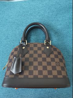 (Category: ) located in . Submitted by clearmywardrobe17 (Listing ID 1023234042, Image 1). Description: .