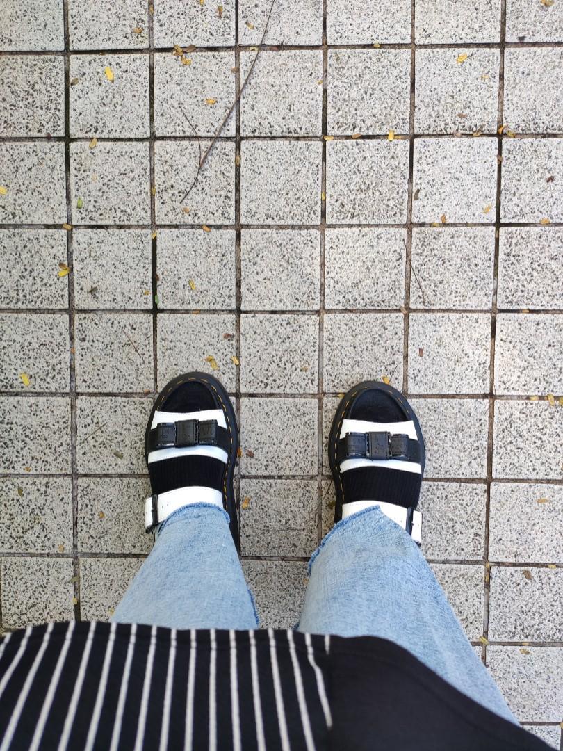Romi crackle dr martens clearance