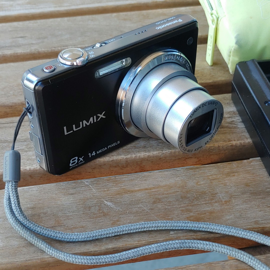 Panasonic Lumix DMC-FH20 digital camera with battery charger & case