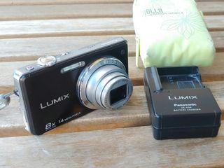 Panasonic Lumix DMC-FH20 digital camera with battery charger & case