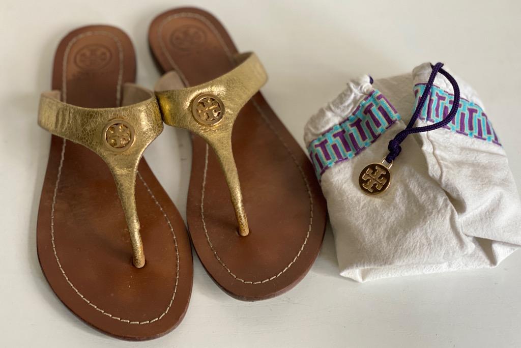 TORY BURCH GOLD METALLIC LEATHER THONG SANDALS  SALE, Women's Fashion,  Footwear, Flats & Sandals on Carousell