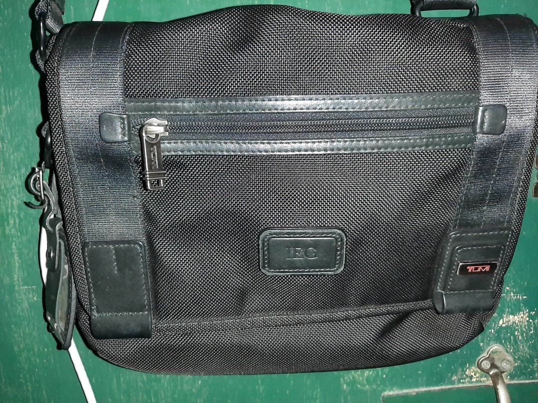 tumi beale mini messenger