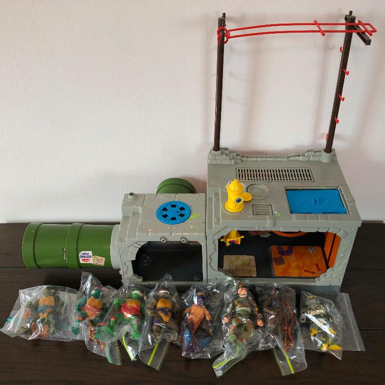 VINTAGE Teenage Mutant Ninja Turtles Sewer Lair Playset and 8 action