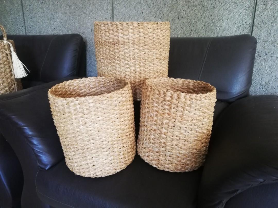Assorted Native Baskets (Seagrass/Abaca) (Category: Laundry Baskets) located in Las Pinas. Submitted by chelhq (Listing ID 1023595671, Image 2). Description: AVAILABLE ONHAND AND READY FOR PICK-UP! 📍Round Basket with Handles and Tassel - 1 pc available Large - 13.5"x13.5" P750 📍Round Plain Basket Available - 1pc available Medium - 12"x12" P600 📍Round Plain Basket Available - 2pcs available Small - 10"x11" P550/pc 📍Bucket Style Small Basket wi