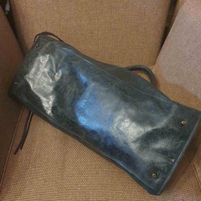 Authentic Balenciaga Bag (Category: Luxury Bags & Wallets) located in Pasig City. Submitted by sibsmnl (Listing ID 1023574684, Image 2). Description: * 100% authentic or your money back * Comes with mirror * Rating: 7.5 out of 10 * No major flaws, just signs of use * I’m not so familiar with the model, but this doesn’t have a strap * Distressed lambskin, not because of use, it’s just the design :) * Hardware is a little dirty, but a little cleani