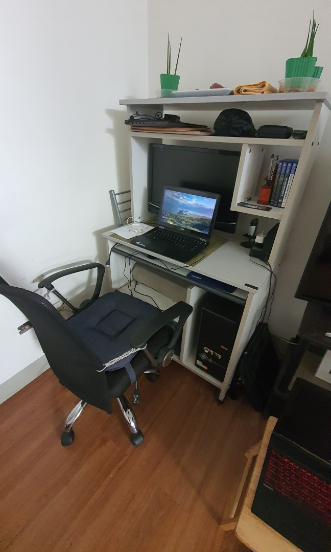 Second hand computer discount table and chair