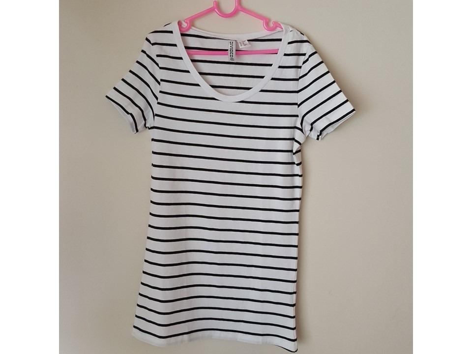 H&M divided basic top (Category: Babies & Kids Fashion) located in Singapore. Submitted by suppercat (Listing ID 1023501216, Image 1). Description: H&M divided basic stripe top White with black strips XS Top in stretch soft organic cotton short sleeves jersey with ribbing around the neckline. Composition: Cotton 95%, Elastane 5% Size: EUR – XS US – XS CA – TP CN – 160/80A MX - XCH .