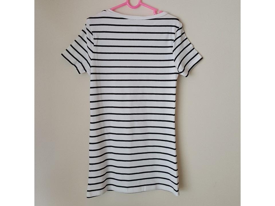 H&M divided basic top (Category: Babies & Kids Fashion) located in Singapore. Submitted by suppercat (Listing ID 1023501216, Image 2). Description: H&M divided basic stripe top White with black strips XS Top in stretch soft organic cotton short sleeves jersey with ribbing around the neckline. Composition: Cotton 95%, Elastane 5% Size: EUR – XS US – XS CA – TP CN – 160/80A MX - XCH .