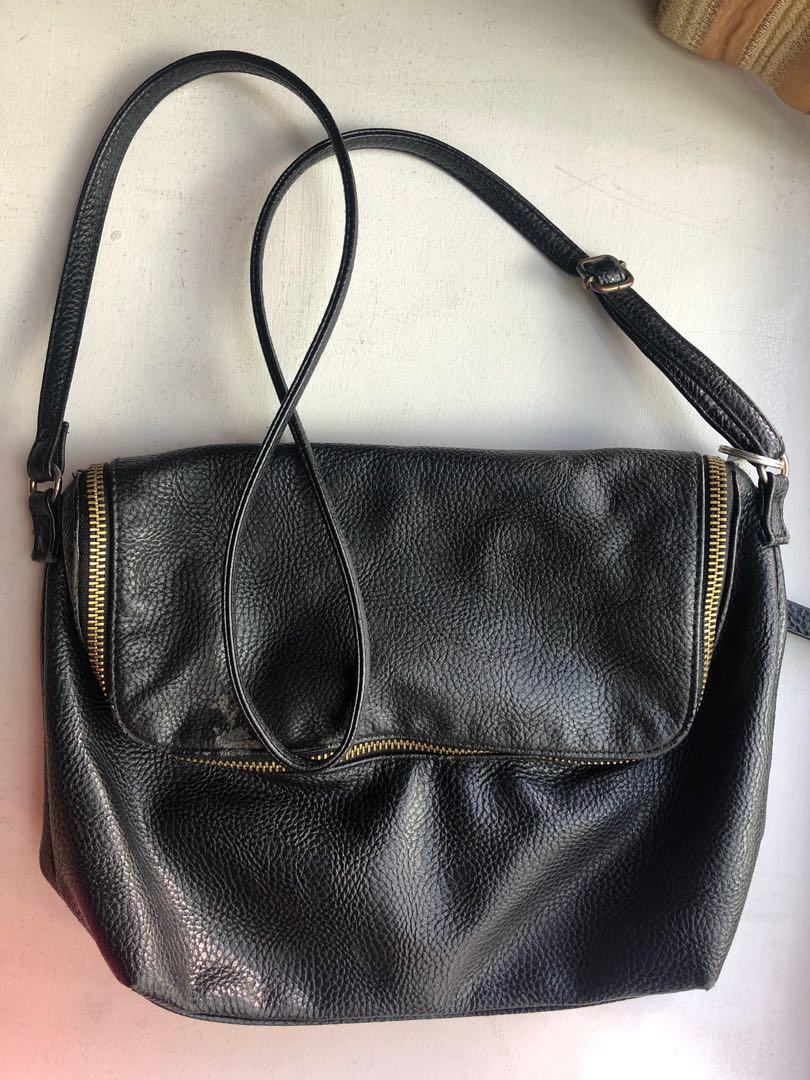 H&m black sling bag online
