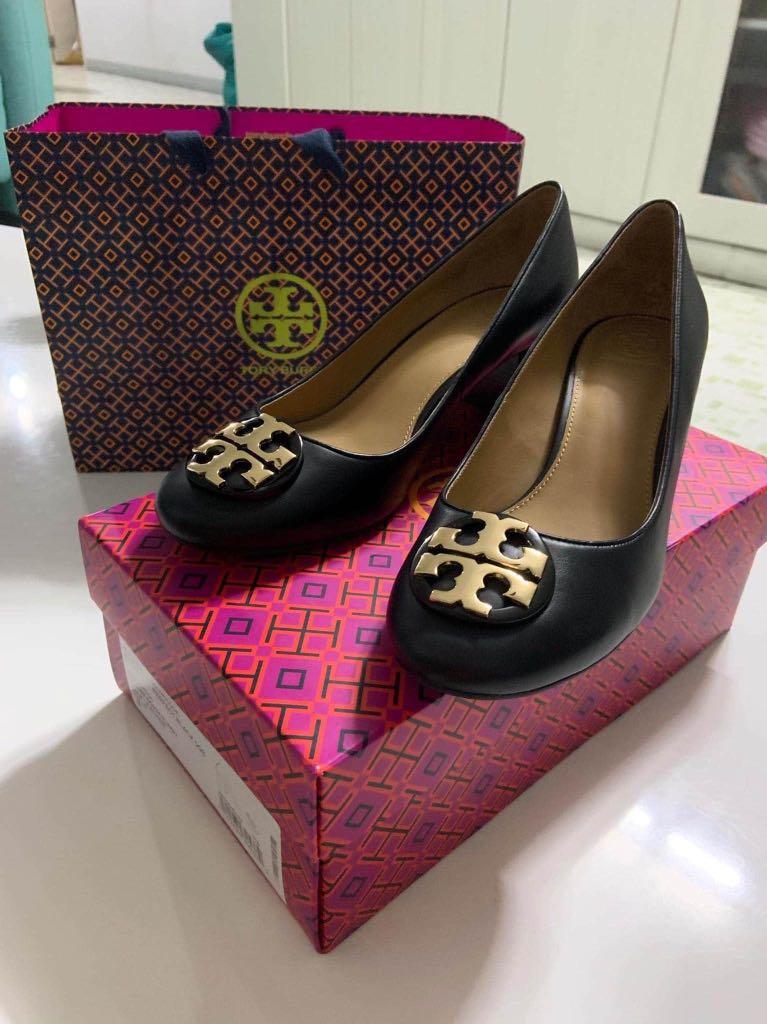 Tory Burch Black Chelsea Pumps (Category: Heels) located in San Pedro. Submitted by david.ns (Listing ID 1023606407, Image 1). Description: Tory Burch Black Chelsea Pump | 7800 Brand New Authentic from US Color: Black Size: US 9 | UK 6.5 Channeling a sixties silhouette, these Chelsea 50mm pumps are chic and modern - a perfect choice for on-the-go style. This perfect black calf leather pair features a round toe, a mid high block heel, a slip-on st