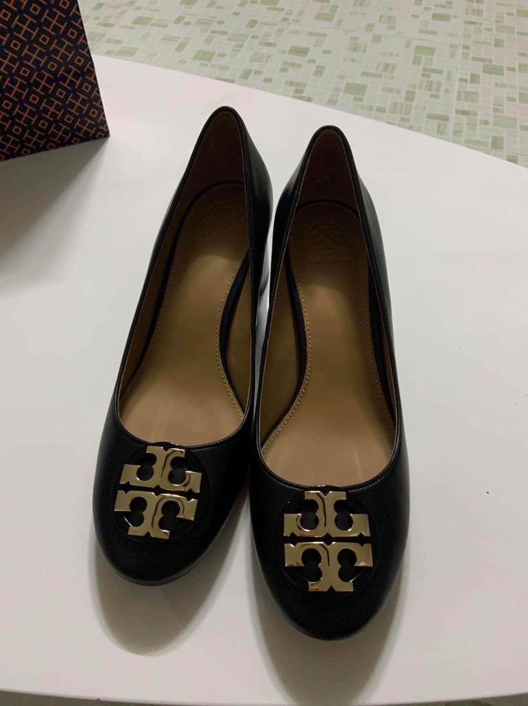 Tory Burch Black Chelsea Pumps (Category: Heels) located in San Pedro. Submitted by david.ns (Listing ID 1023606407, Image 2). Description: Tory Burch Black Chelsea Pump | 7800 Brand New Authentic from US Color: Black Size: US 9 | UK 6.5 Channeling a sixties silhouette, these Chelsea 50mm pumps are chic and modern - a perfect choice for on-the-go style. This perfect black calf leather pair features a round toe, a mid high block heel, a slip-on st