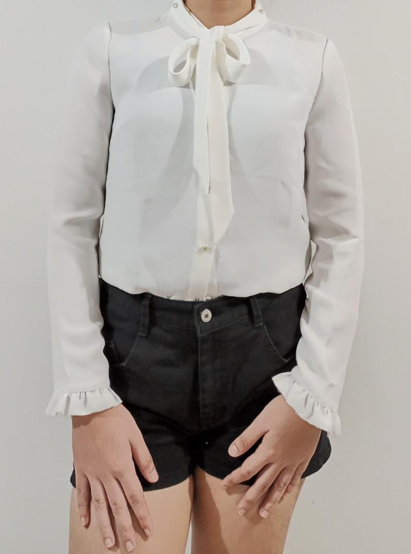 Bread & Butter white longsleeves polo (Category: Longsleeves) located in Dasmarinas. Submitted by hermeph (Listing ID 1023786286, Image 2). Description: item is preloved/thrifted it is in good condition pwede po ito pang office😊.