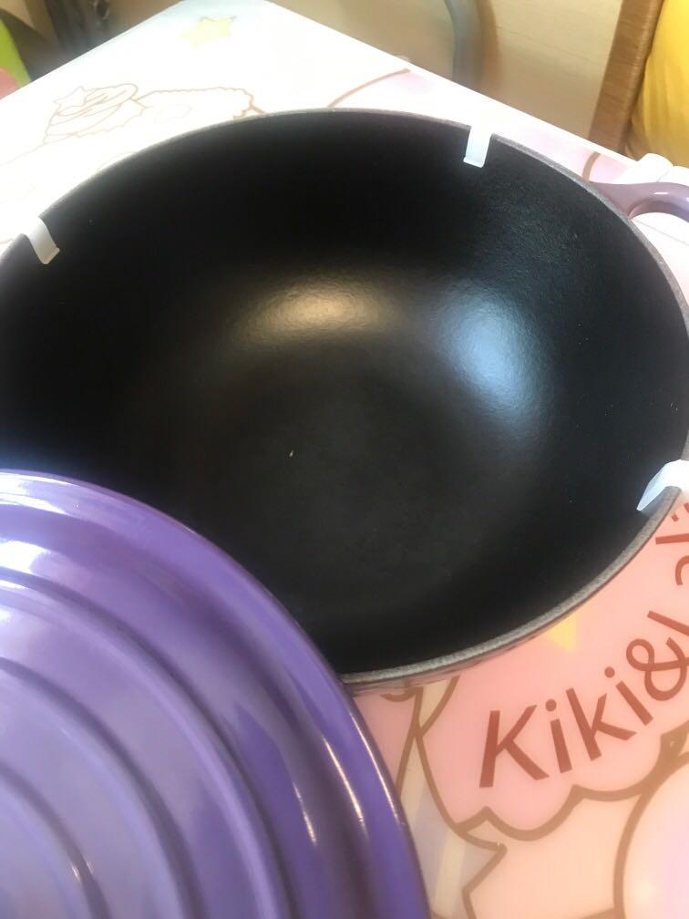 Le Creuset 24cm 紫色，琺瑯鑄鐵鍋，媽咪煲，購置銅鑼灣專門店，有單，市面少有尺寸, 傢俬＆家居, 廚具和餐具, 餐具和餐具-  Carousell