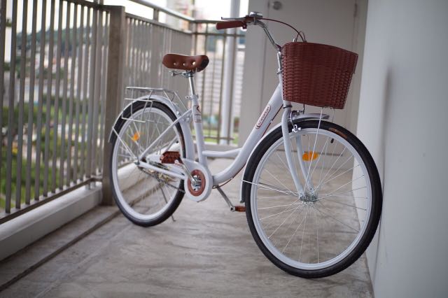 White dutch bike store