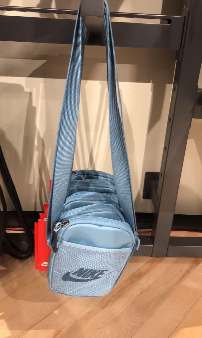 Nike Sling Bag (Sky Blue) 1L (Category: Sling Bags) located in Pasig City. Submitted by allankarl10 (Listing ID 1023788142, Image 2). Description: Sling Bag (Sky Blue) 1L - 600 Srp 995.