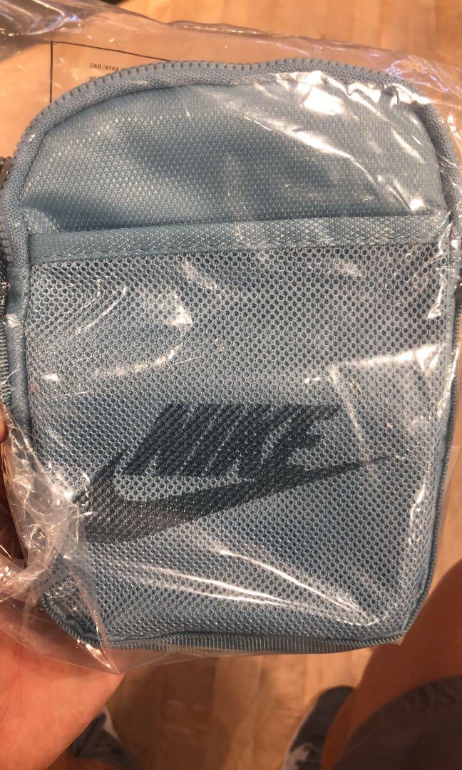 Nike Sling Bag (Sky Blue) 1L (Category: Sling Bags) located in Pasig City. Submitted by allankarl10 (Listing ID 1023788142, Image 3). Description: Sling Bag (Sky Blue) 1L - 600 Srp 995.