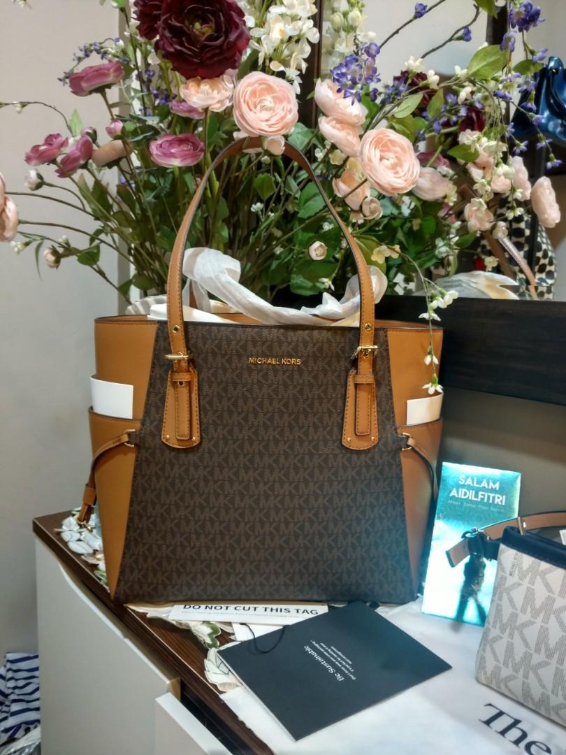 Michael Kors Voyager Medium Logo TOTE, Women's Fashion, Bags & Wallets,  Clutches on Carousell