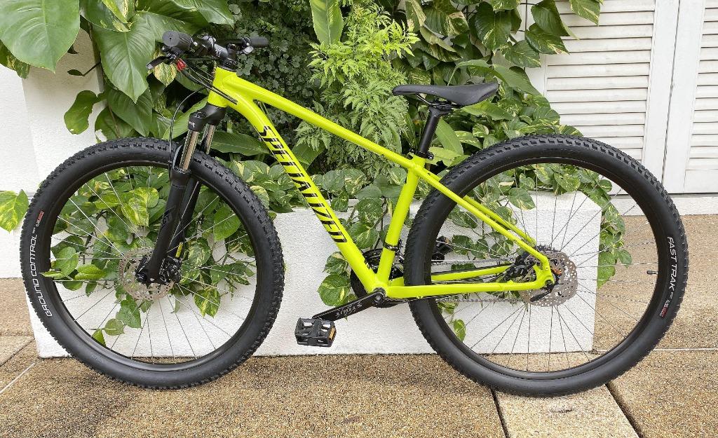 specialized rockhopper max tire size