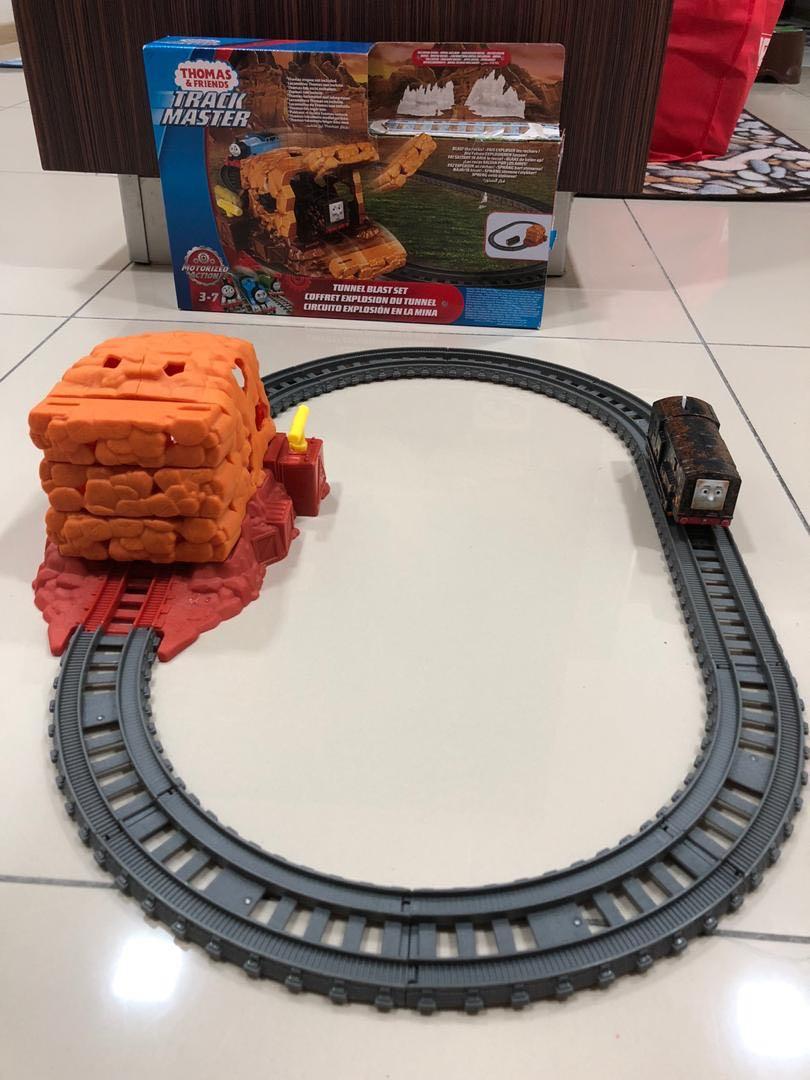thomas trackmaster tunnel blast set