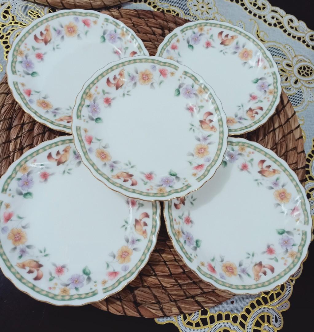 Cake plates (Category: Bakeware) located in Quezon City. Submitted by lylesofia (Listing ID 1023970101, Image 2). Description: .