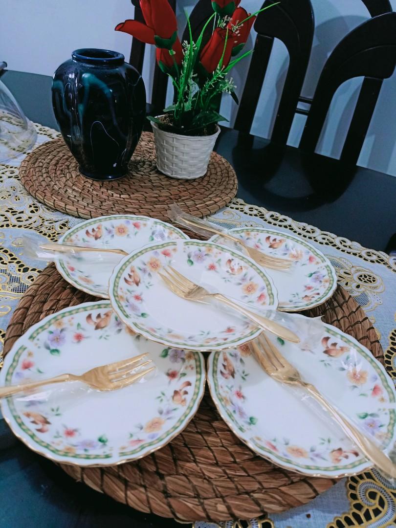 Cake plates (Category: Bakeware) located in Quezon City. Submitted by lylesofia (Listing ID 1023970101, Image 1). Description: .