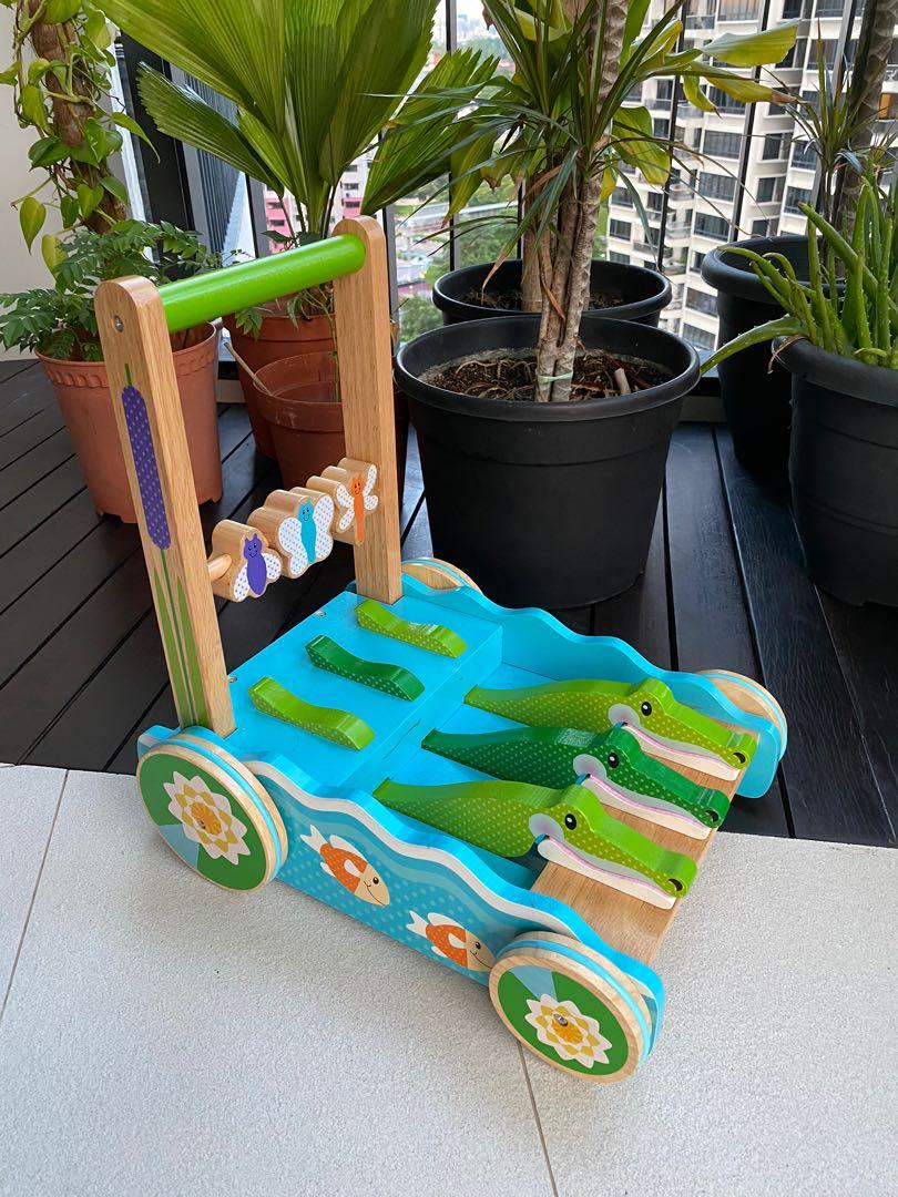 melissa and doug alligator push toy