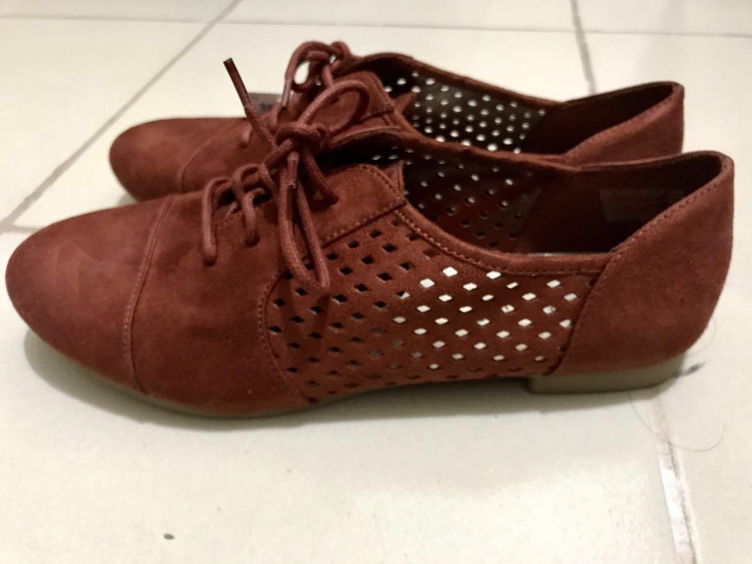 Payless Fashion Shoes (Category: Sneakers) located in Mandaluyong City. Submitted by nixoo7 (Listing ID 179948108, Image 2). Description: Never been used. No more box. Was bought for a gift but size was too big for the receiver. For pick-up only. We can meet in Makati on weekdays and in Mandaluyong at Greenfield during Weekends..