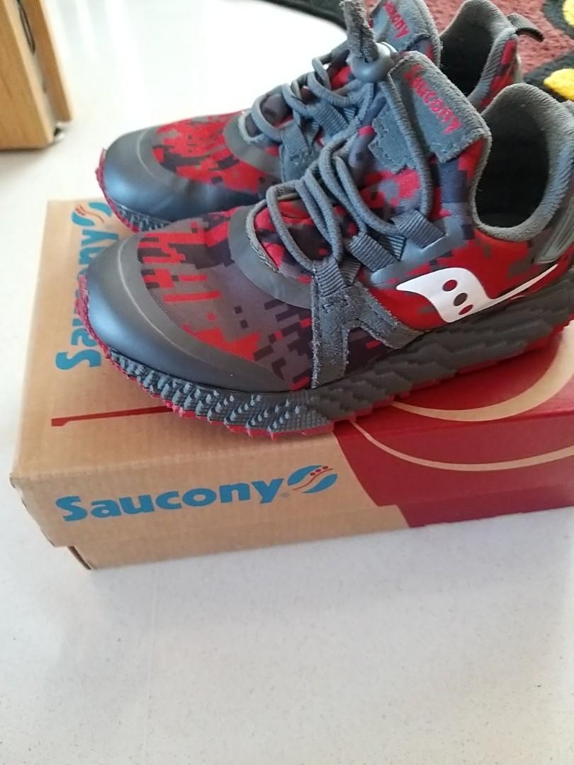 saucony shoes red