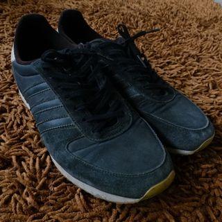 Sepatu Adidas