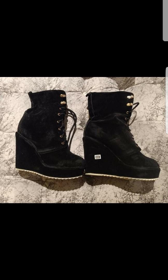 Black Med Cut (Category: Boots) located in Paranaque City. Submitted by trudetam (Listing ID 1024375655, Image 1). Description: ~ Brand New ~ Black Fury ,Med Cut Boots ~ Size : Fits to 37 / 38 ~ Very comfortable to wear Open for Negotiating, but no haggling Reserv item ,must be pay thru Gcash or Bank Dip Stay safe and happy shopping.