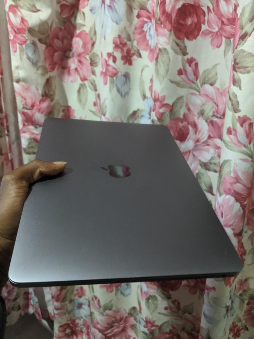 MacBook Pro (Category: Laptops & Notebooks) located in Singapore. Submitted by benobaje (Listing ID 1024360004, Image 3). Description: The MacBook Pro "Core i5" 2.3 13-Inch (Mid-2017 Retina Display, Two Thunderbolt 3 Ports) is powered by a 14 nm, 7th Generation "Kaby Lake" 2.3 GHz Intel "Core i5" processor (7360U), with dual independent processor "cores" on a single silicon chip, 64 MB of eDRAM embedded on the processor die, and a 4 MB shared lev
