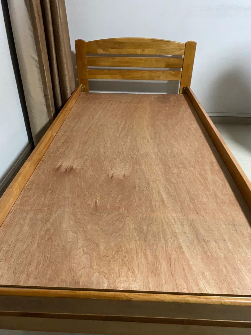 Single Bed Frame (Category: Bed Frames & Mattresses) located in Singapore. Submitted by jarell7877 (Listing ID 1024361691, Image 1). Description: This is a brand new bed frame! Never used before but just assembled it to take picture. I can definetly negotiate if y’all can do a fast deal! So don’t waste anytime and pick this up. In terms of delivery 📦 I can dismantle and bring it over to u for a price depending on ur location. Self collection is 