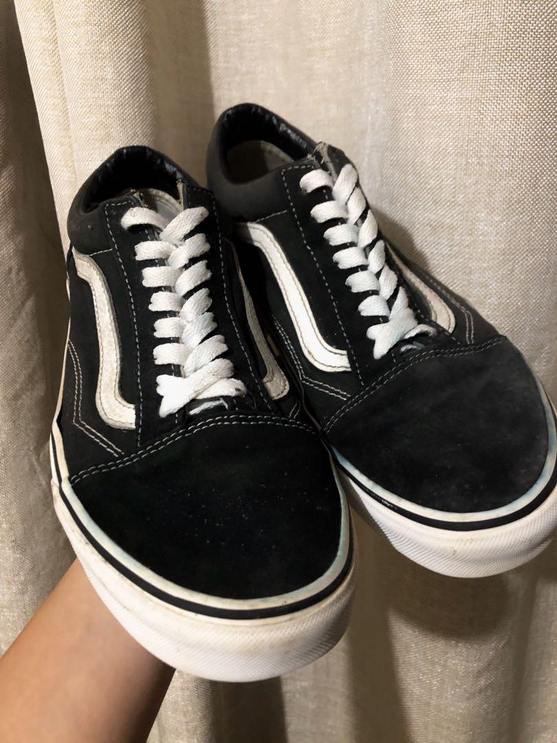VANS OLD SKOOL (Category: Sneakers) located in Antipolo. Submitted by scrollshop (Listing ID 1024333591, Image 2). Description: 📍ORIGINAL BOUGHT FROM VANS STORE 📍Nakatambak nalang kaya medyo naluma kaya pa labhan 📍8/10 condition 📍Negotiable if sure buyer 📍No box Meet up rizal area Shipping fee shouldered by the buyer .