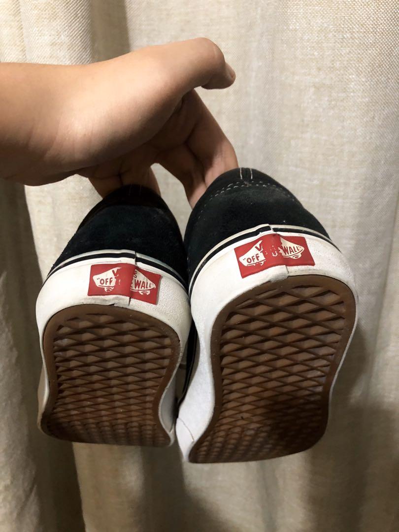VANS OLD SKOOL (Category: Sneakers) located in Antipolo. Submitted by scrollshop (Listing ID 1024333591, Image 3). Description: 📍ORIGINAL BOUGHT FROM VANS STORE 📍Nakatambak nalang kaya medyo naluma kaya pa labhan 📍8/10 condition 📍Negotiable if sure buyer 📍No box Meet up rizal area Shipping fee shouldered by the buyer .