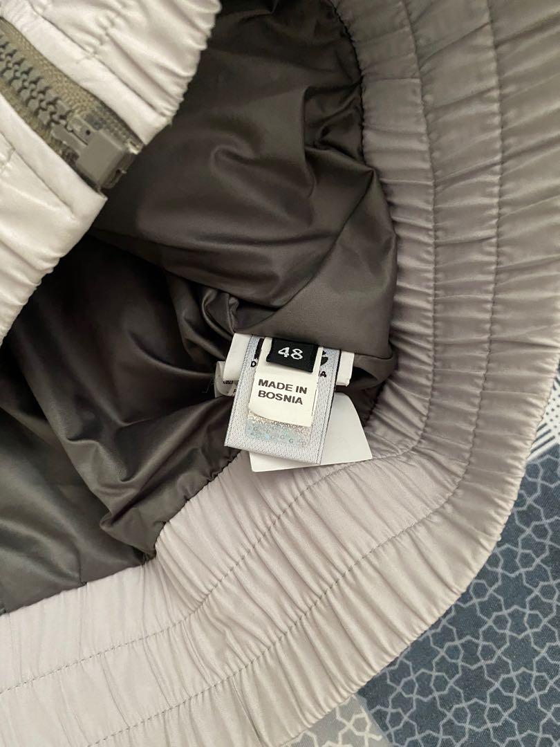 D&G （分類：外套及戶外衣服）位於 Hong Kong。 由 klbb910 提交（商品編號 1024409598，圖片 3）。簡介： 合178cm人仕穿，有帽灰色，手䄂位少少污糟。