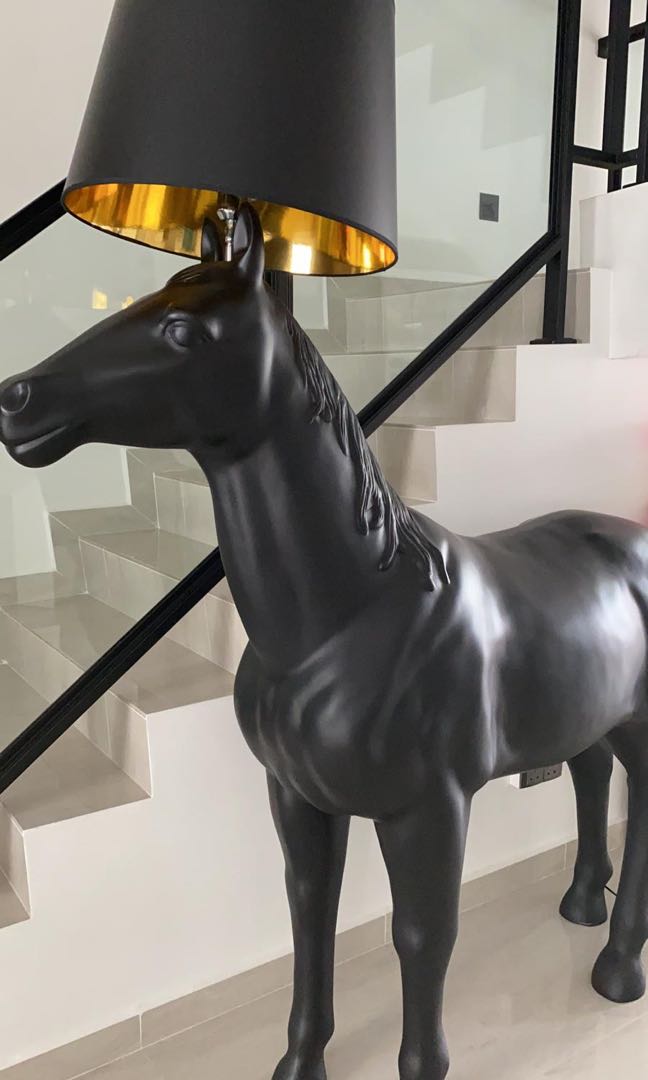 Horse shop statue lamp
