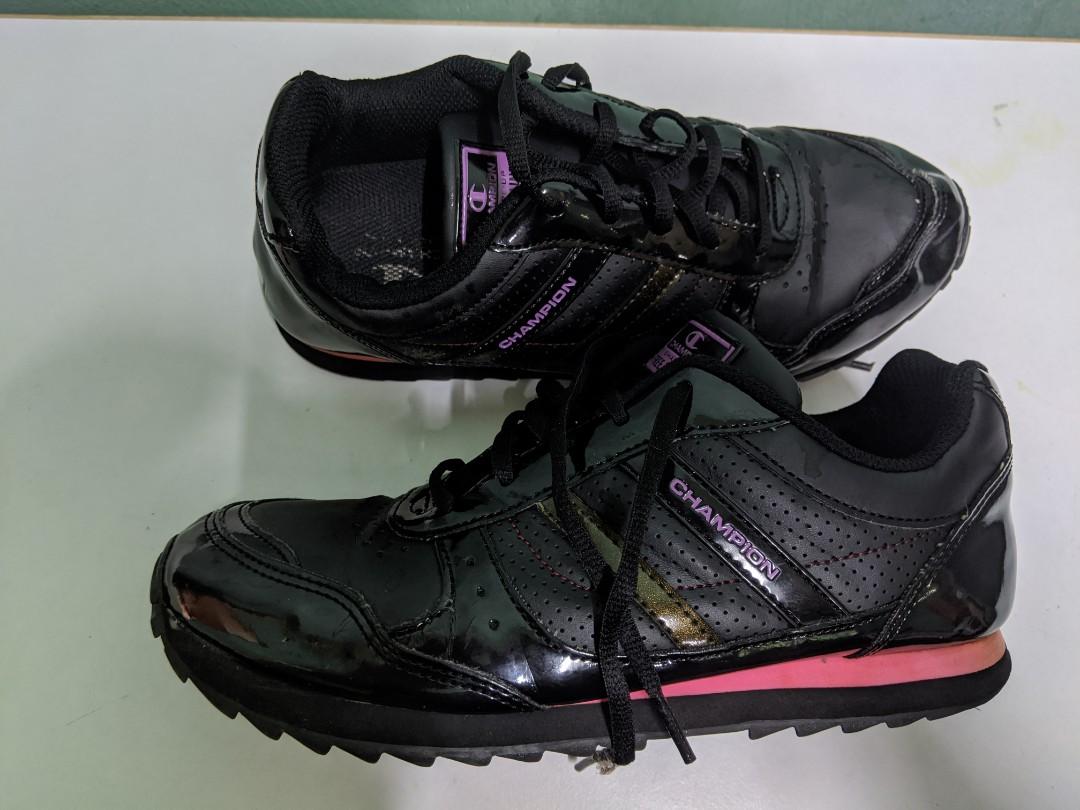 Kasut bundle (Category: Sneakers) located in Rawang. Submitted by store_izwan (Listing ID 1024409463, Image 2). Description: kasut bundle untuk dijual, condition ok lagi, tapak pun ok lagi,harga termasuk pos.
