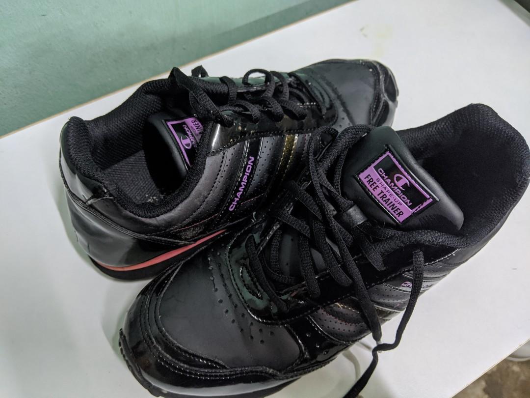 Kasut bundle (Category: Sneakers) located in Rawang. Submitted by store_izwan (Listing ID 1024409463, Image 1). Description: kasut bundle untuk dijual, condition ok lagi, tapak pun ok lagi,harga termasuk pos.