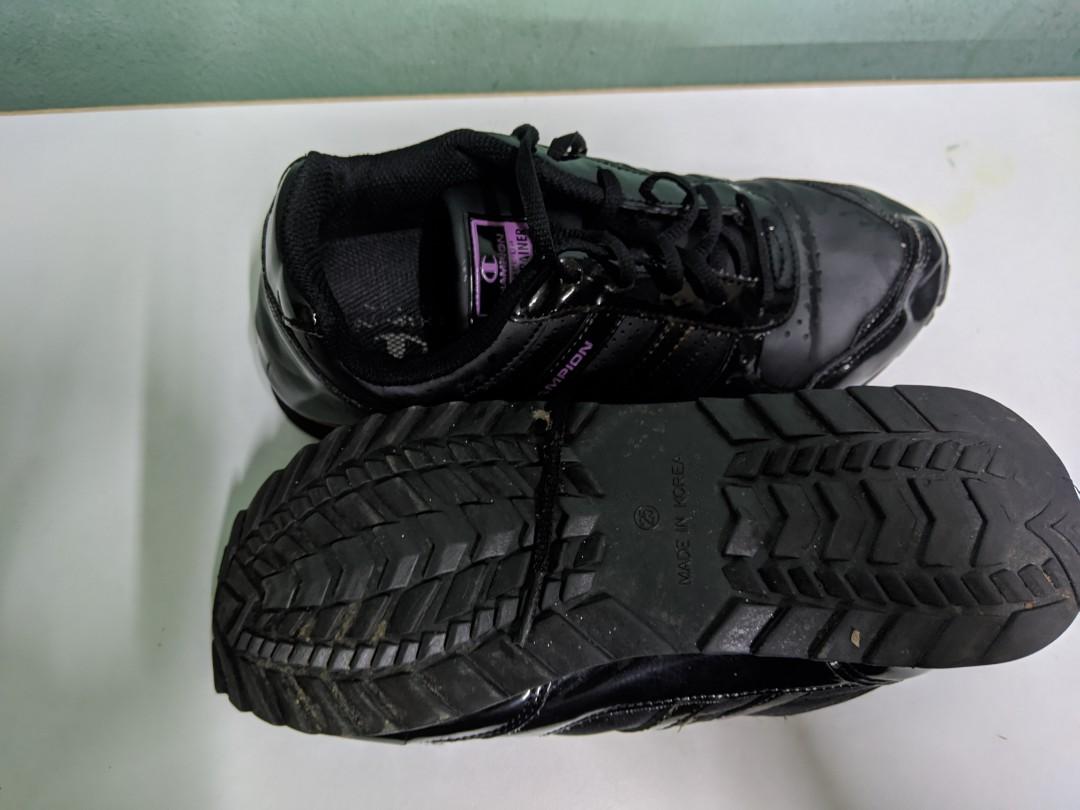 Kasut bundle (Category: Sneakers) located in Rawang. Submitted by store_izwan (Listing ID 1024409463, Image 3). Description: kasut bundle untuk dijual, condition ok lagi, tapak pun ok lagi,harga termasuk pos.